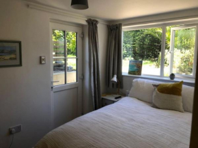 Light airy comfy small double room with en-suite